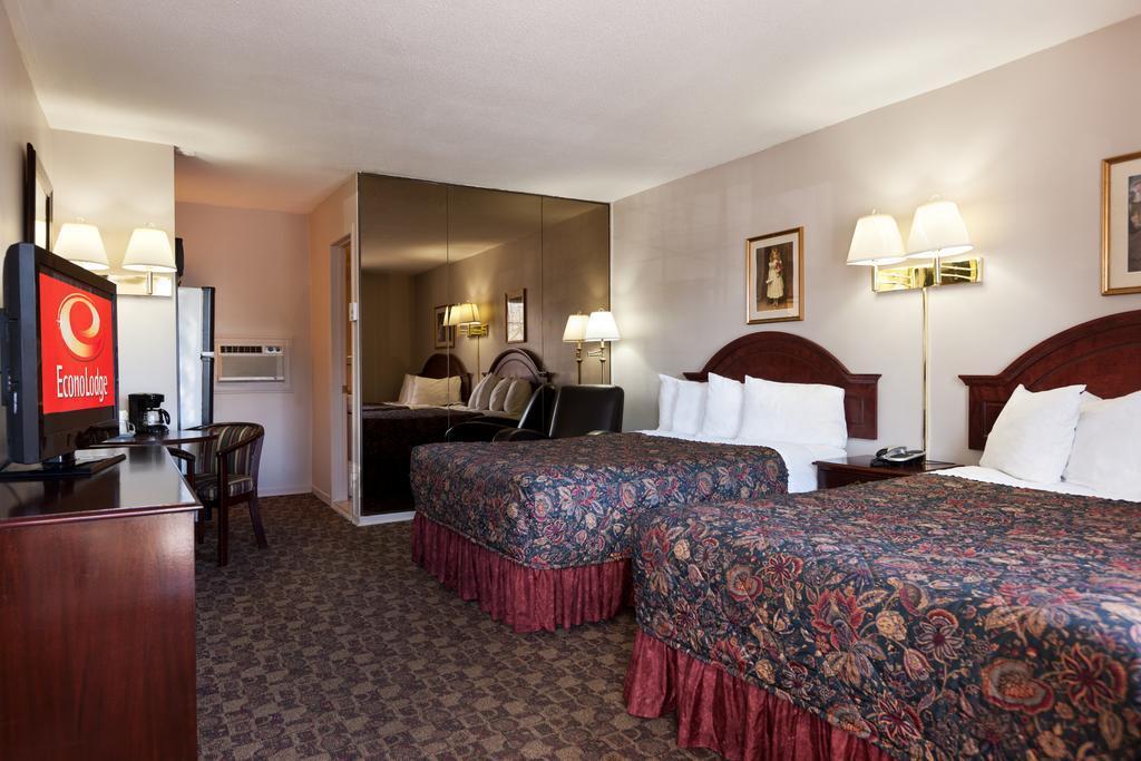 Econo Lodge Brossard Kültér fotó